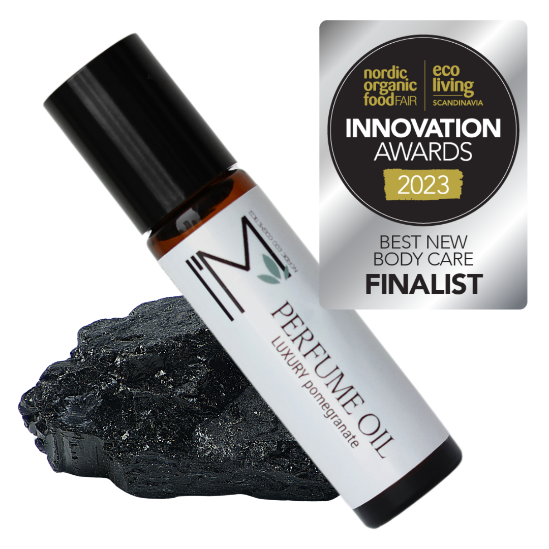 Upptäck vår stolta stund som finalist i Perfume Oil Awards genom vår inspirerande bild. Utforska skönheten av vårt prisvinnande perfume oil och låt bilden förmedla känslan av exklusivitet och kvalitet. Upplev doftens elegans och lyx i varje droppe som har tagit oss till den prestigefyllda finalen. Dyk in i bilden och låt den väcka ditt intresse för vår prisbelönta parfymolja.