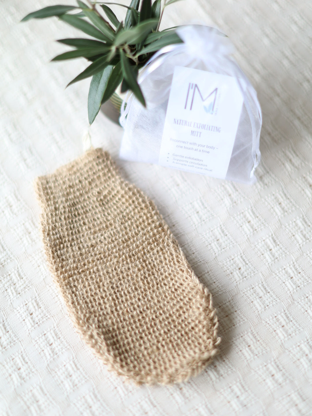 Natural exfoliating mitt