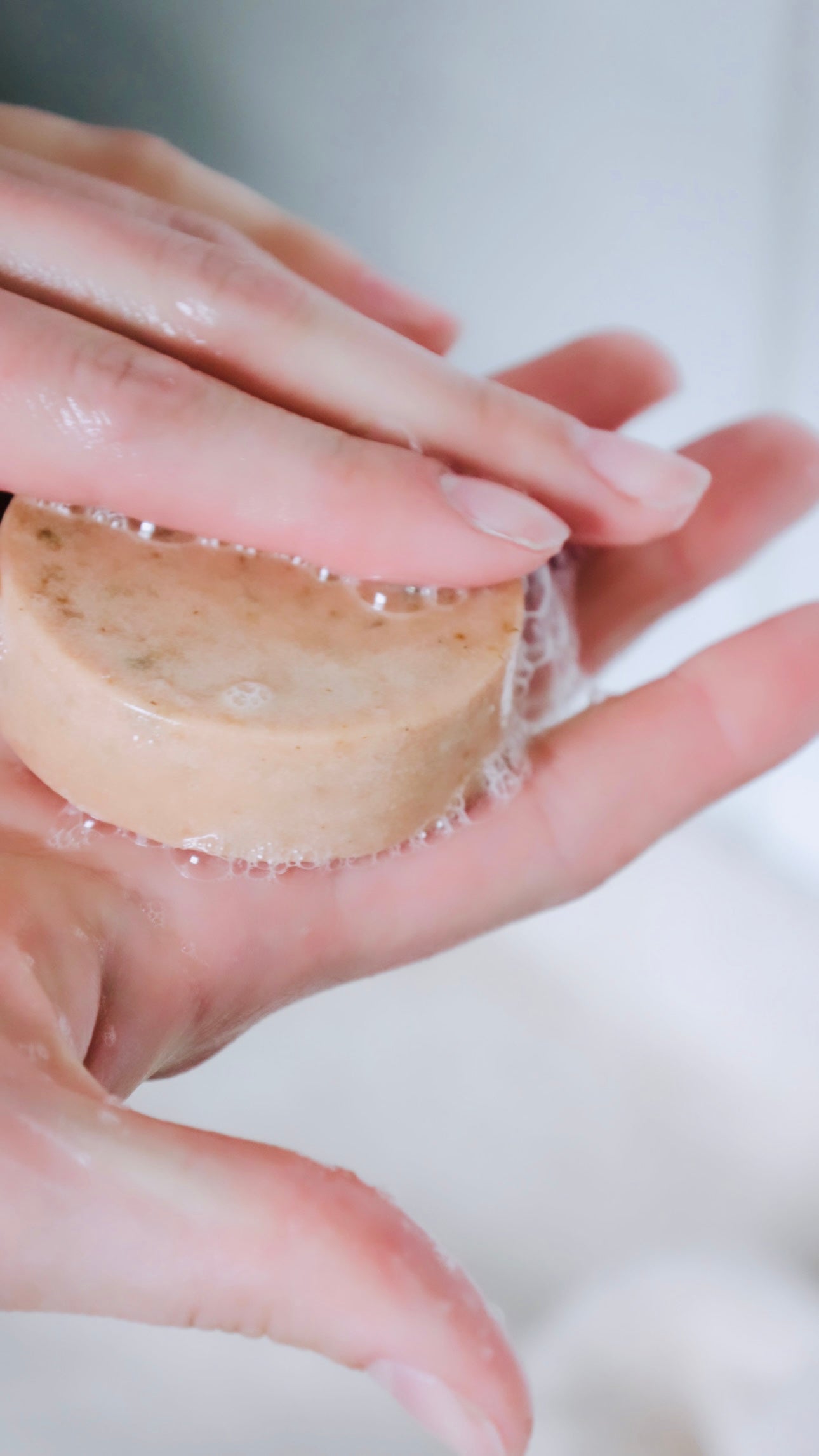 Upptäck naturlig skönhet med vår Hair Soap Pink Clay & Chamomile – en hantverkartvål som förenar rosa lera och kamomill för en lyxig hårvårdsupplevelse. Njut av skonsam rening och återfuktning med detta konstverk av naturliga ingredienser. Ge ditt hår den omsorg det förtjänar och omfamna harmonin av kamomill varje gång du tvättar.