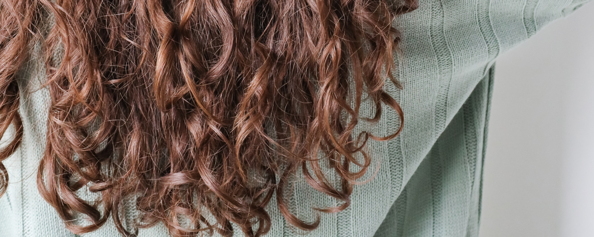 Upptäck naturlig skönhet med vår Hair Soap Pink Clay & Chamomile – en hantverkartvål som förenar rosa lera och kamomill för en lyxig hårvårdsupplevelse. Njut av skonsam rening och återfuktning med detta konstverk av naturliga ingredienser. Ge ditt hår den omsorg det förtjänar och omfamna harmonin av kamomill varje gång du tvättar.